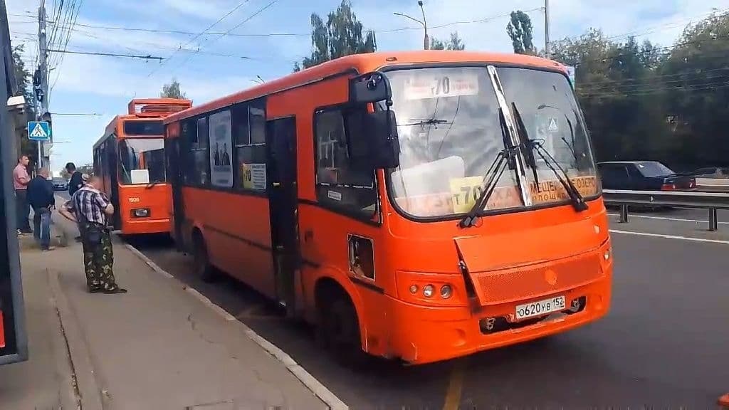 Троллейбус врезался в маршрутку в Нижнем Новгороде: один человек в больнице