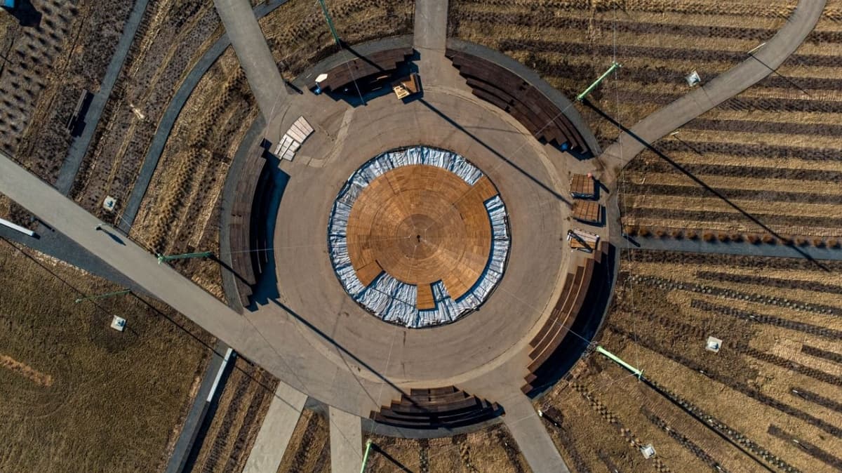 Монтаж сцены ведется на Стрелке в Нижнем Новгороде