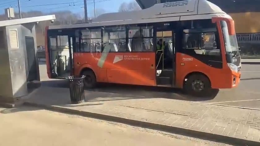 Пенсионерка выпала на ходу из автобуса в Нижнем Новгороде