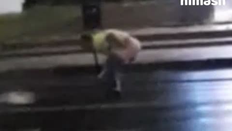 Мужчина снял штаны на дороге в Нижнем Новгороде