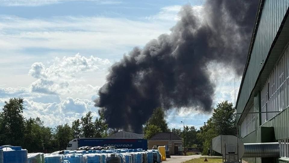 Мощный пожар вспыхнул на заводе в Дзержинске в Нижегородской области