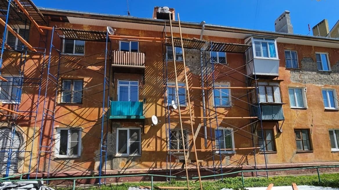 Рабочий сорвался с крыши трехэтажки в Нижнем Новгороде и погиб