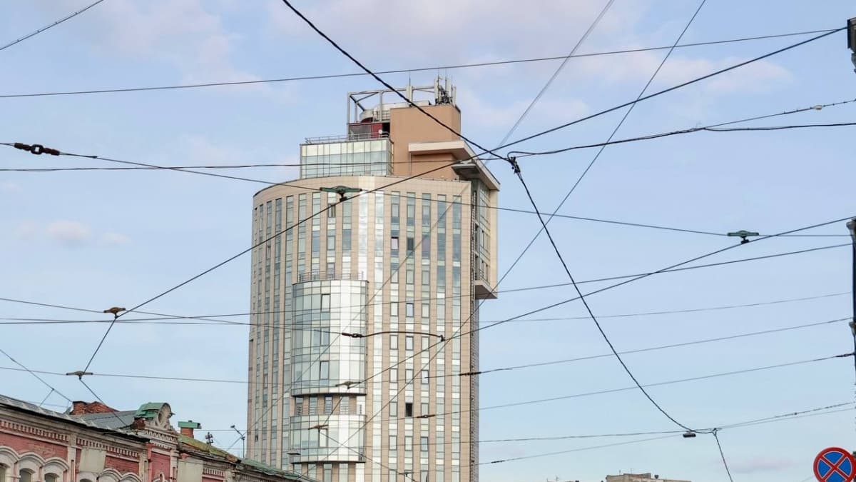 Шалабаев поручил избавиться от рекламы на остановках и мусора в Канавине