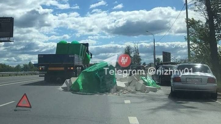 «Пункт назначения»: бетонные блоки выпали из грузовика на дорогу под Кстовом
