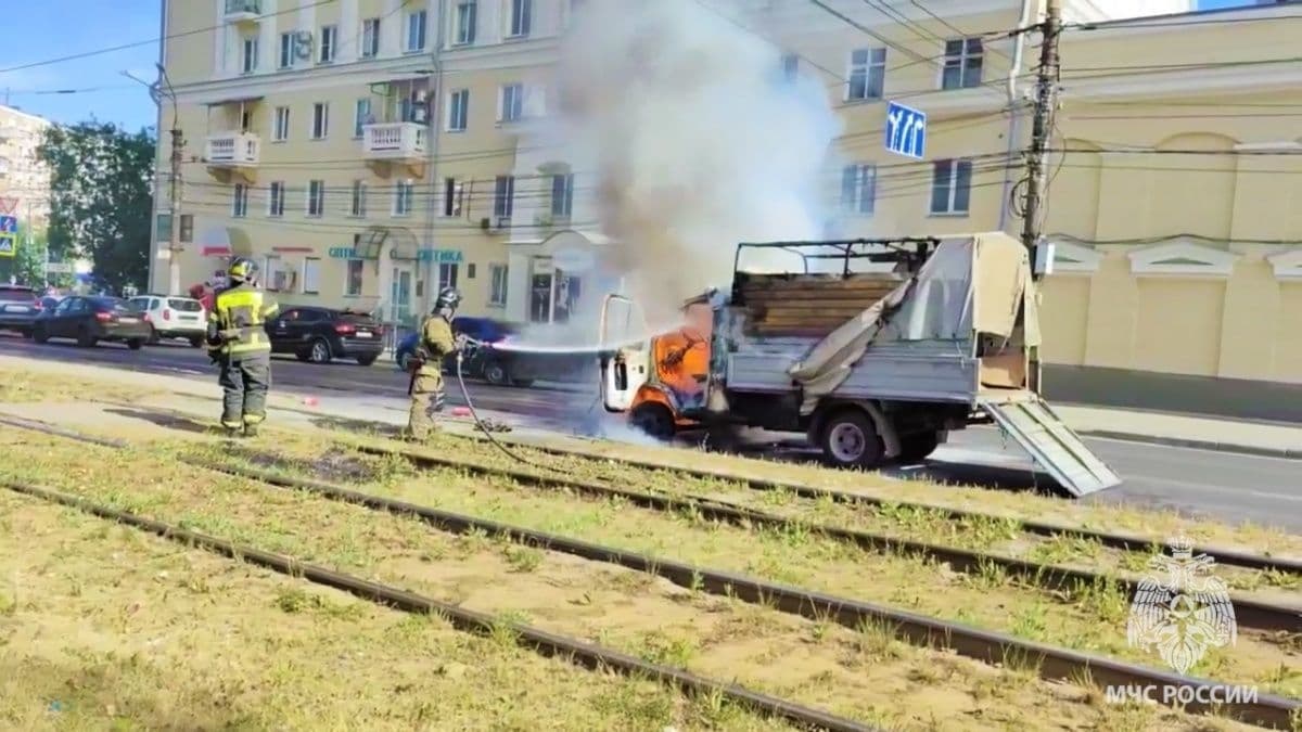 Грузовик сгорел на улице Октябрьской Революции в Нижнем Новгороде
