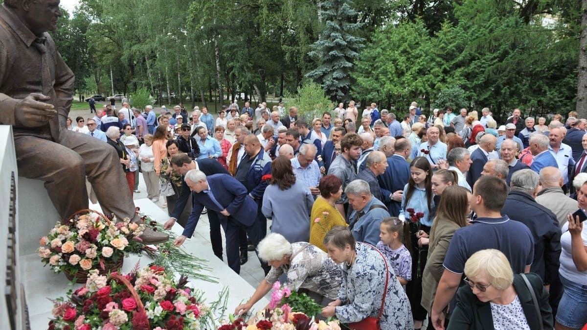 Памятник «народному» директору Горьковского автозавода открыли в Нижнем Новгороде