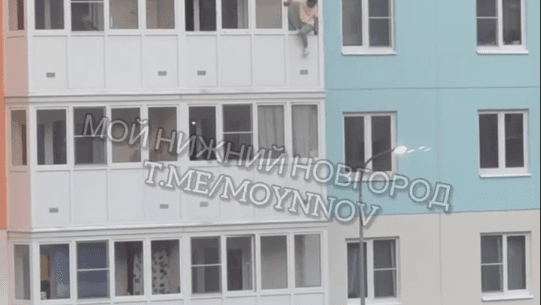 Мужчина повис на балконе многоэтажки в Нижнем Новгороде