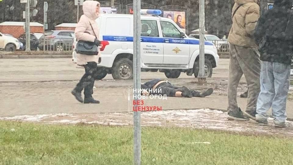 Мужчина внезапно умер около торгового центра в Нижнем Новгороде