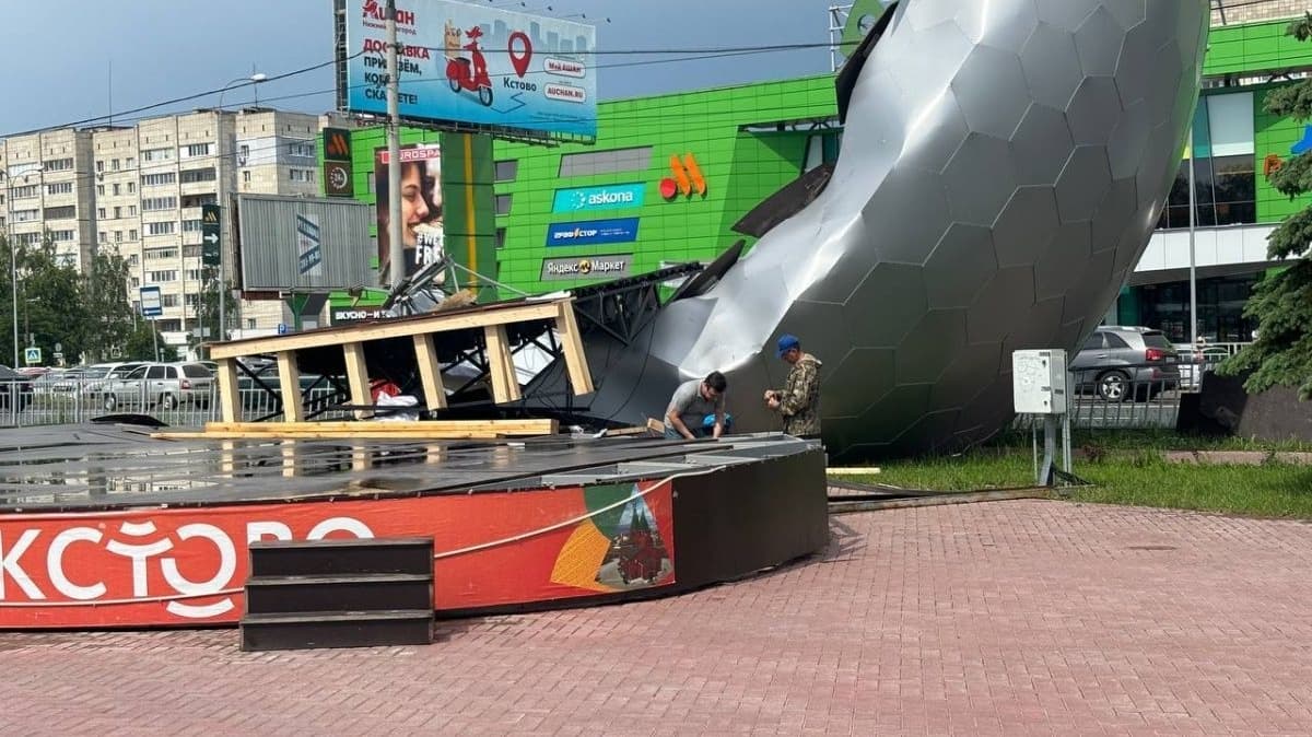 Мощный ураган снес деревья и сцену в Кстове