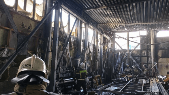 Два человека пострадали на пожаре в ангаре в Нижнем Новгороде