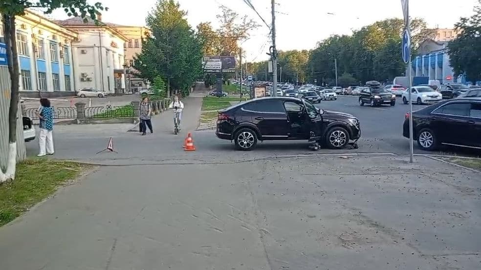 Женщина на Renault сбила самокатчика на проспекте Гагарина в Нижнем Новгороде