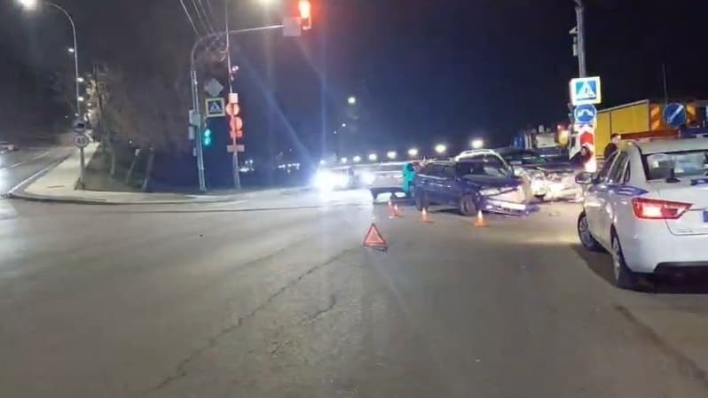 Девушка пострадала в ДТП с двумя машинами у Нижне-Волжской набережной