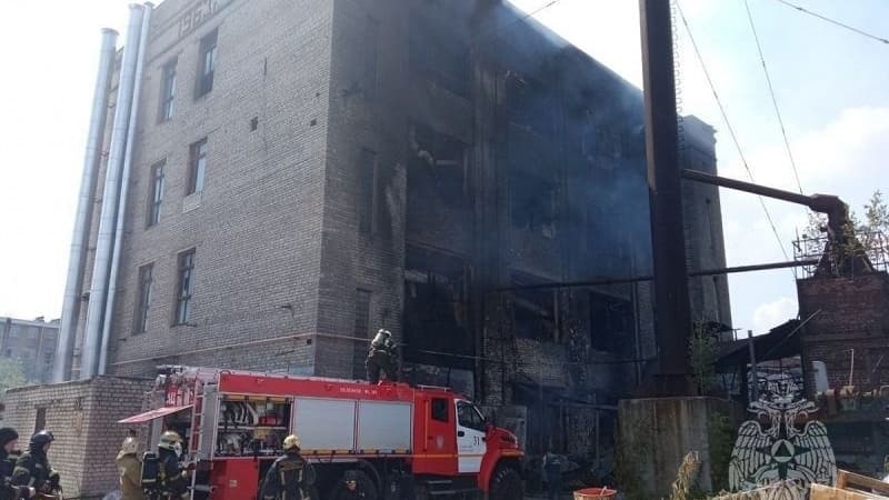 Роспотребнадзор исследует воздух после крупного пожара на Московском шоссе