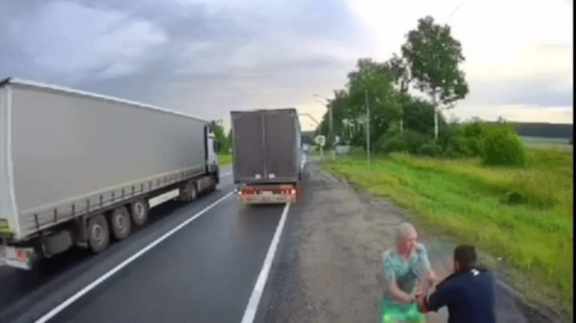 Дальнобойщики подрались на трассе в Нижегородской области из-за конфликта