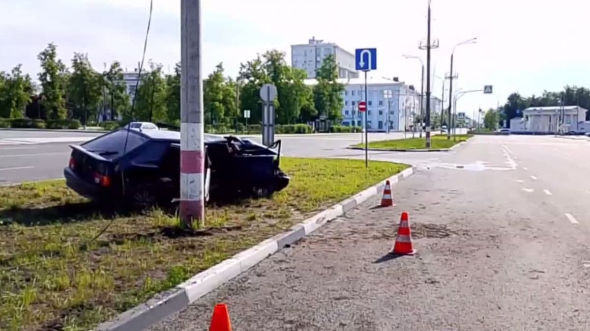 Автомобиль влетел в столб в Дзержинске: четверо пострадали