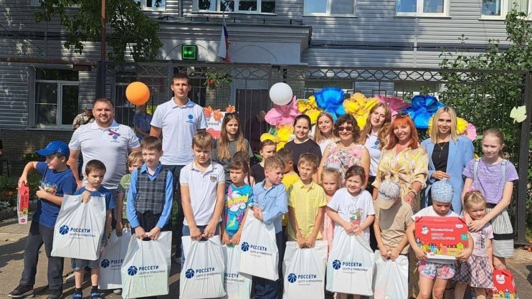 Сотрудники «Нижновэнерго» подарили школьникам «Наборы первоклассников»