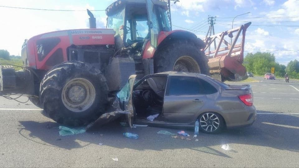 Трактор подмял под себя легковушку в Арзамасе