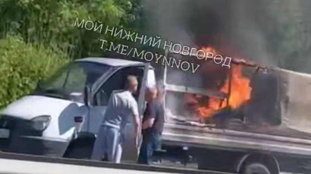 «ГАЗель» загорелась на дороге в Приокском районе Нижнего Новгорода