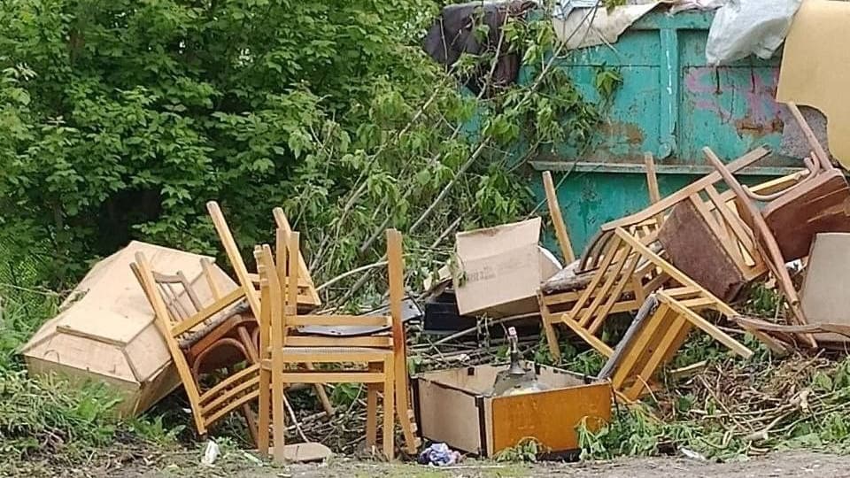 Скандал вспыхнул в Нижегородской области из-за выброшенного на помойку гроба