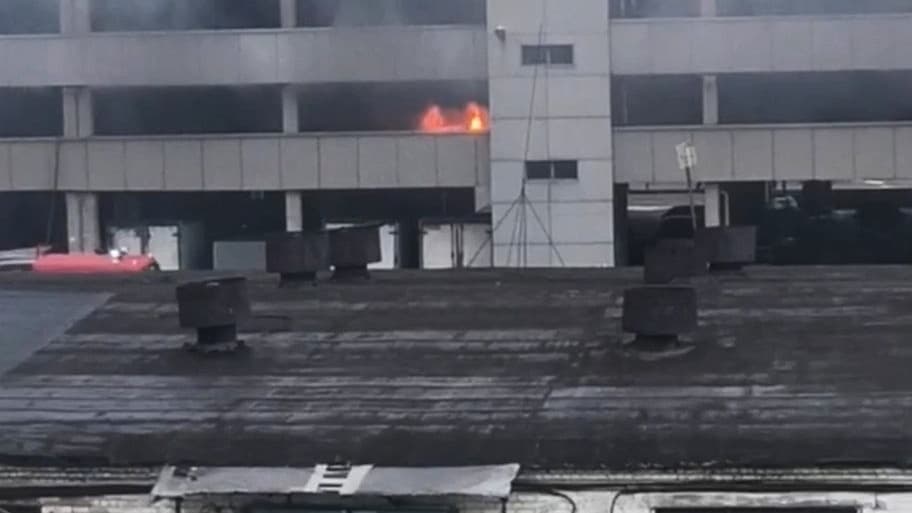 Парковка горит у ТЦ «Рио» на Московском шоссе в Нижнем Новгороде