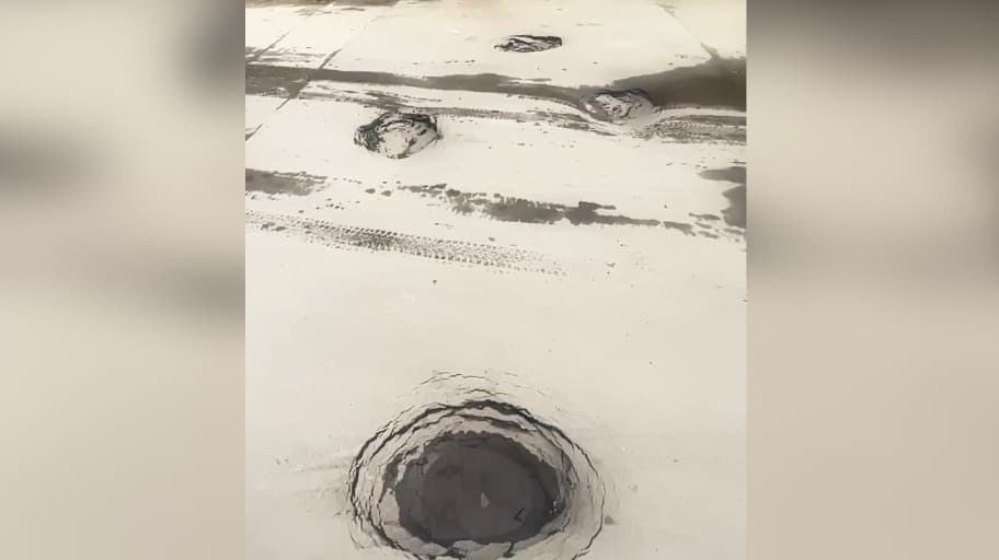 Четыре ямы образовались на улице Должанской в Нижнем Новгороде