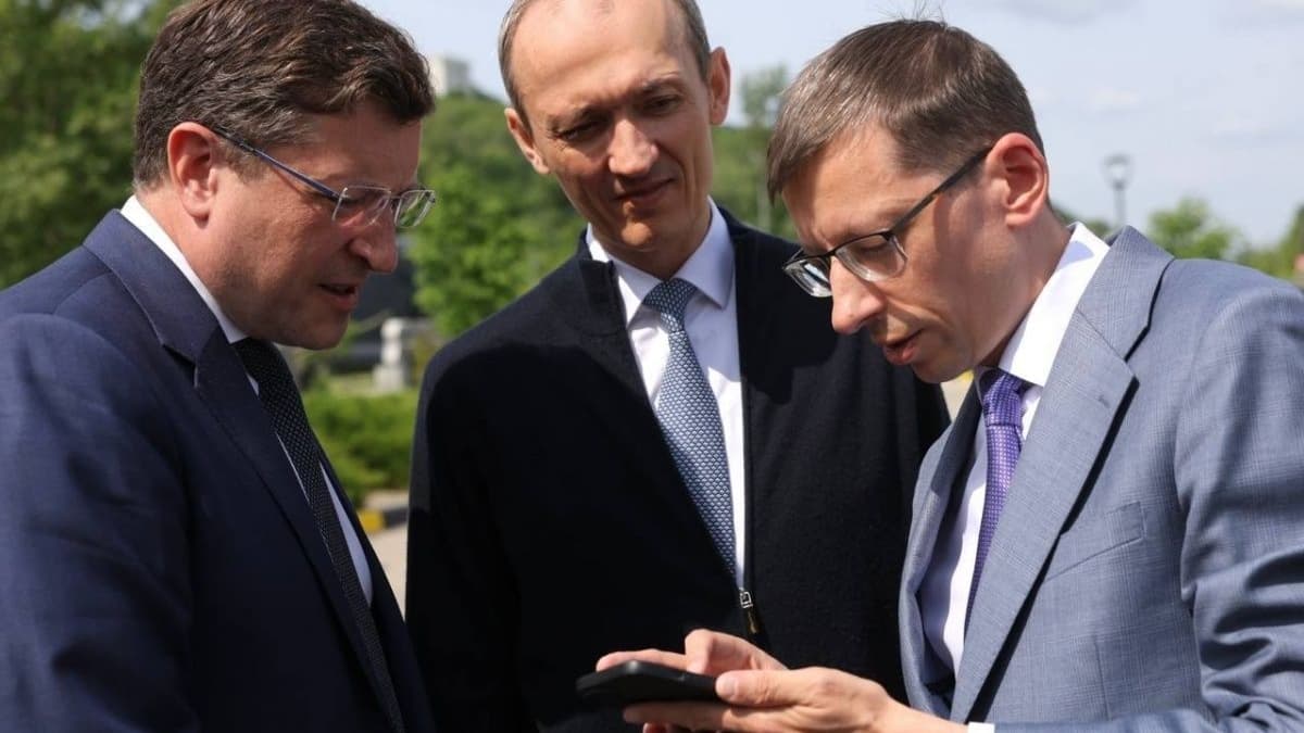 Никитин представил вице-премьеру Григоренко цифрового стража для курильщиков