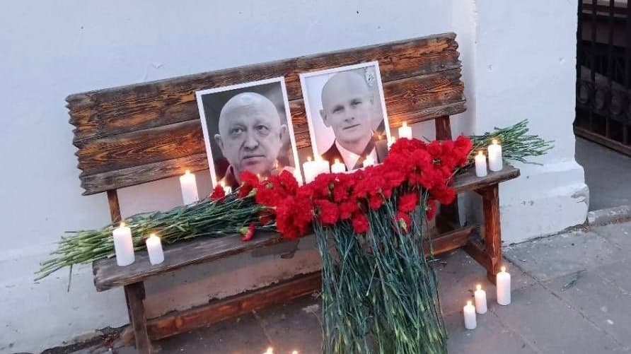 «Возьмет и вернется». Прилепин вспомнил Пригожина в годовщину его гибели