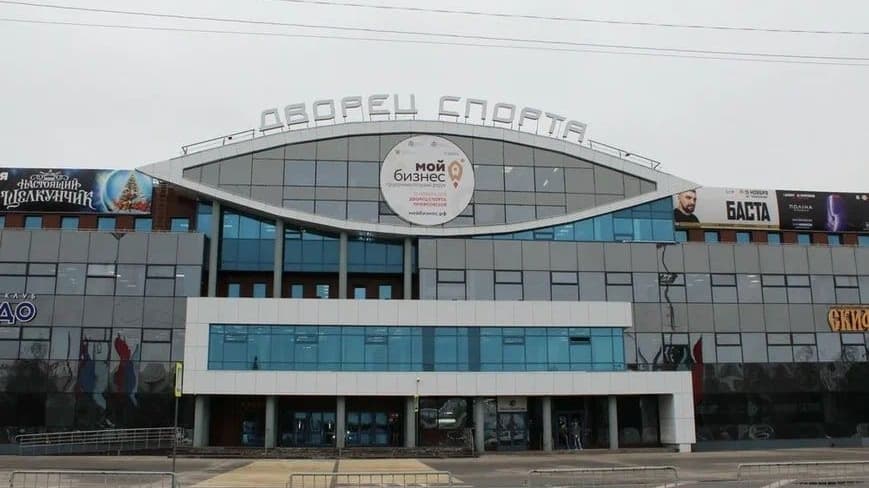 Голый мужчина с пакетом на голове гуляет по центру Нижнего Новгорода