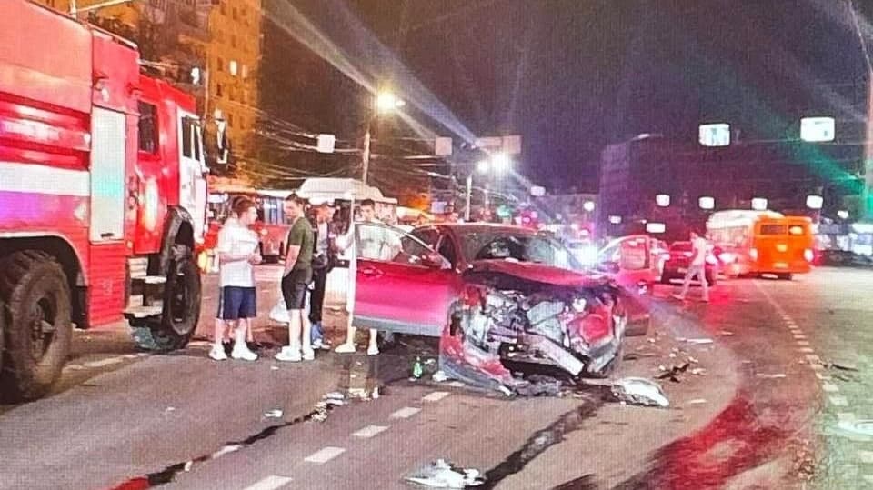 Жесткое ДТП с иномаркой и такси случилось в центре Сормова
