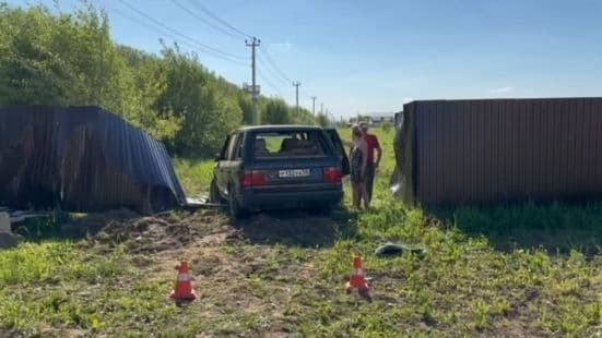 Иномарка дважды протаранила забор в Кстовском округе
