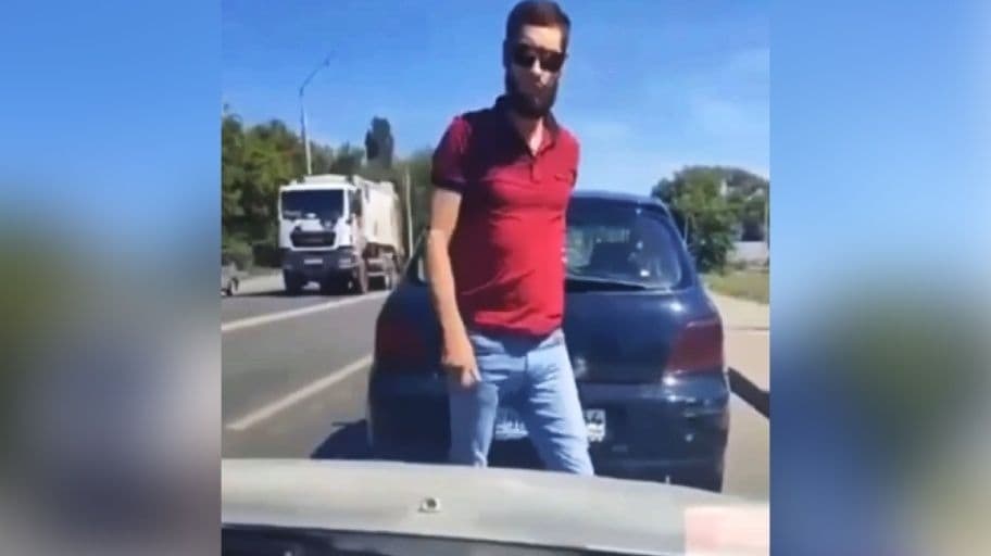 Автомобилист с дубинкой напал на женщину на нижегородской трассе
