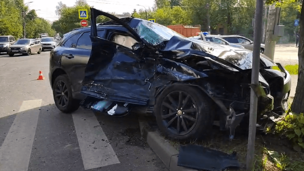 Бетономешалка смяла Jaguar в Нижнем Новгороде