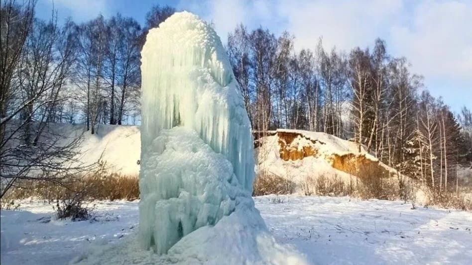 «Танцующие сосны» и ледяной фонтан обнаружены в Нижегородской области
