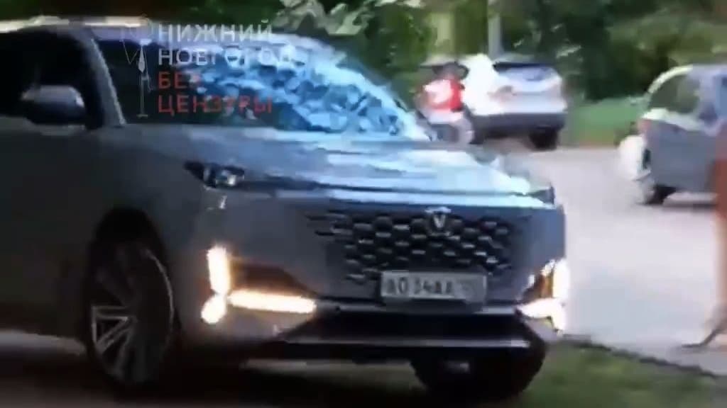 Разъезжающие по тротуару авто возмутили нижегородку на улице Володарского