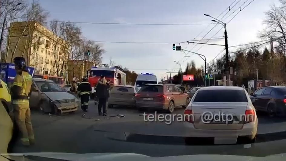 Гигантские пробки образовались вокруг площади Лядова в Нижнем Новгороде