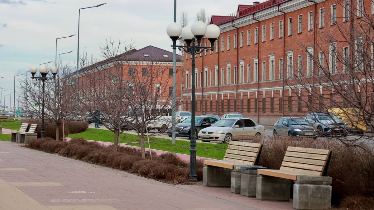 Шалабаев поручил устранить дефекты на Нижне-Волжской набережной до лета