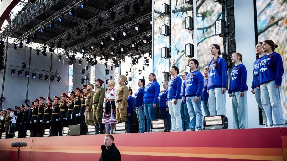 Более ста нижегородцев спели «Военные песни у Кремля»