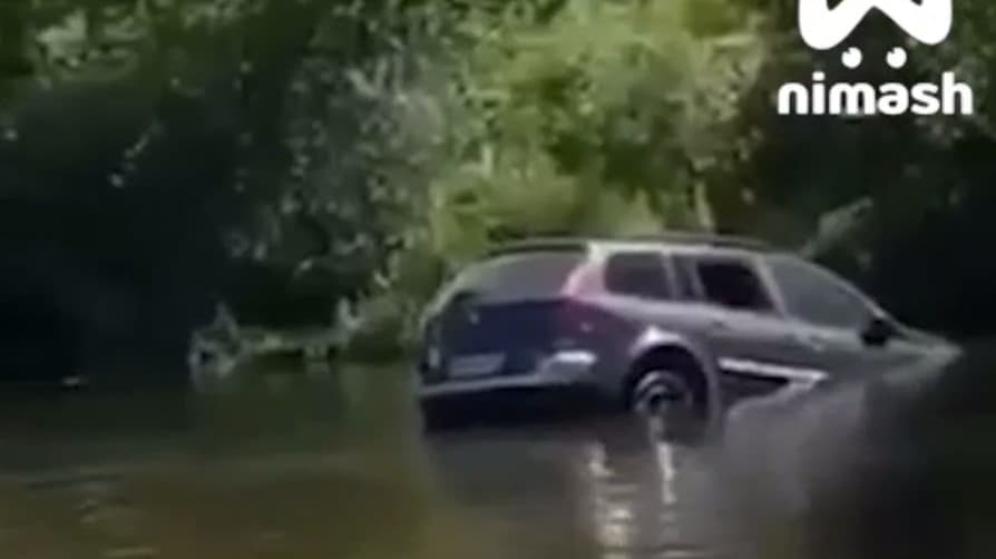 Внедорожник едва не задавил отдыхающих на пляже в Кстове