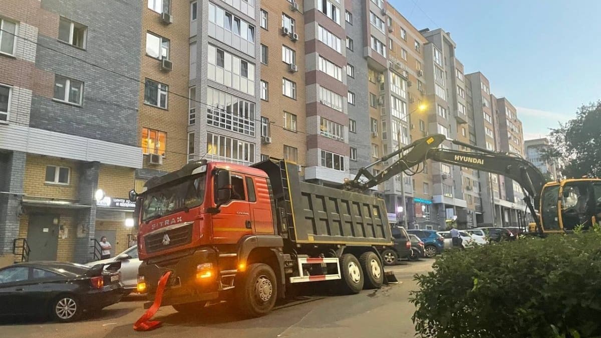 Самосвал провалился в яму в Нижнем Новгороде и чуть не раздавил машины