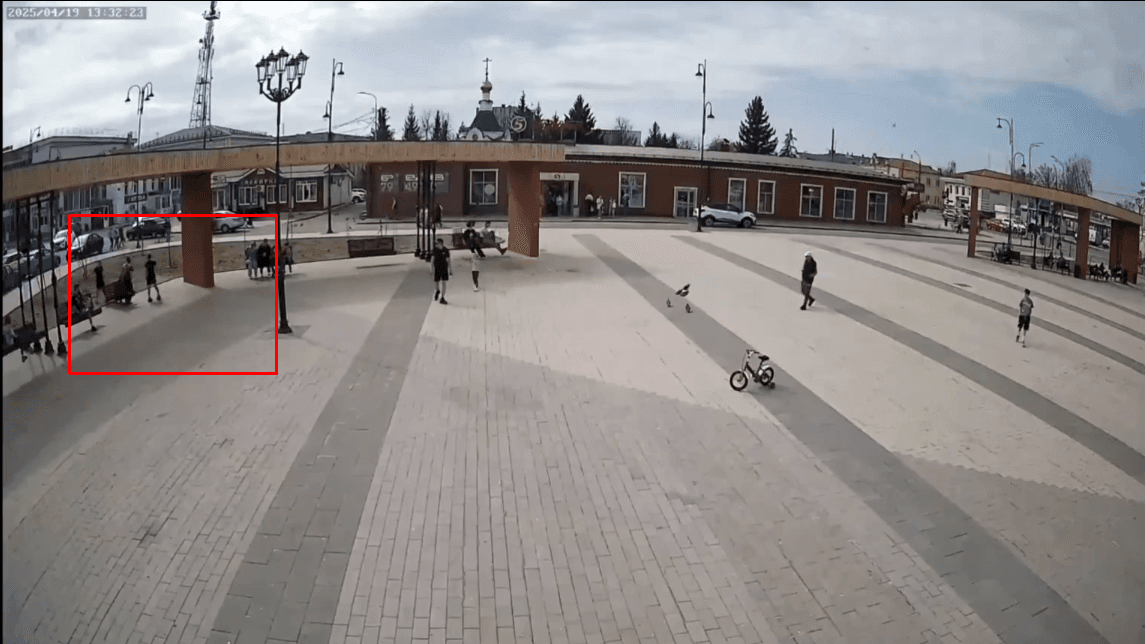 Подростки оторвали качели на благоустроенной площади в Богородске