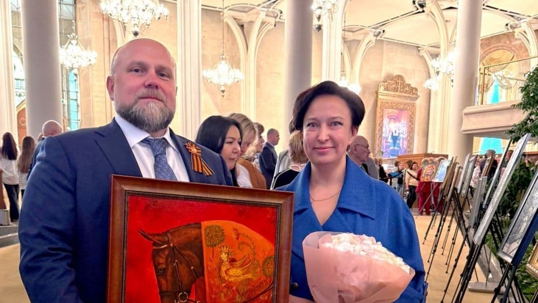 Нижегородский врач подарила свою картину министру здравоохранения РФ