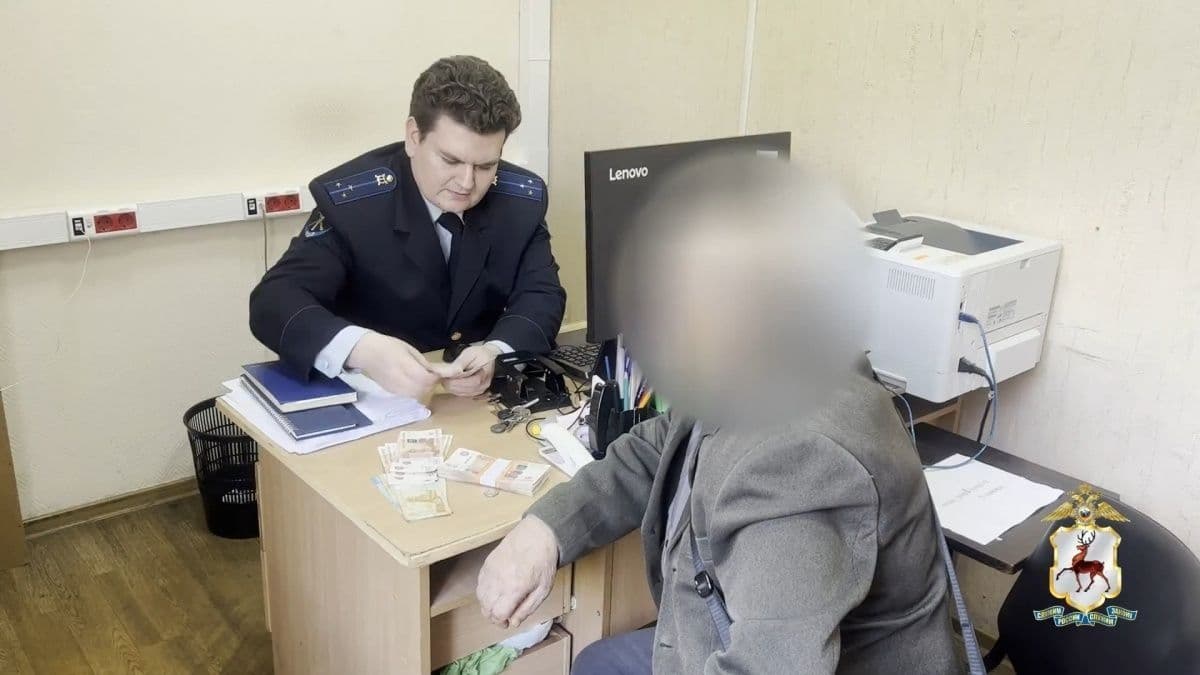Таксист сохранил деньги нижегородского пенсионера, отправленные мошенникам