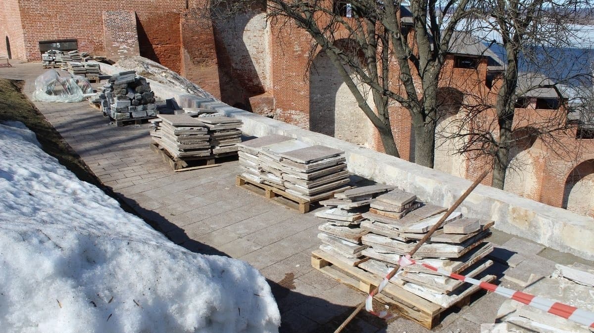 Провал брусчатки в Нижегородском кремле устранят весной