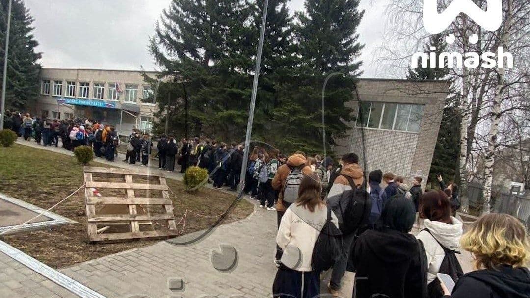 Очереди выстраиваются на входе в нижегородскую школу, где случилась поножовщина