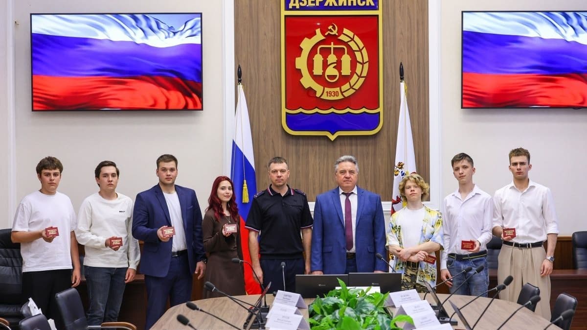 Десяти дзержинцам вручили удостоверения народных дружинников