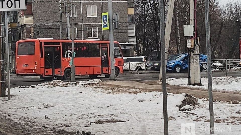 Водитель иномарки пострадал в ДТП с автобусом в Нижнем Новгороде