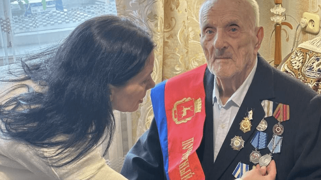 Татьяна Гриневич вручила ветерану Сергею Ракову звание Почетного гражданина