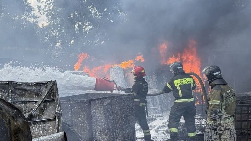 Опубликованы фото с места мощного пожара на заводе в Дзержинске
