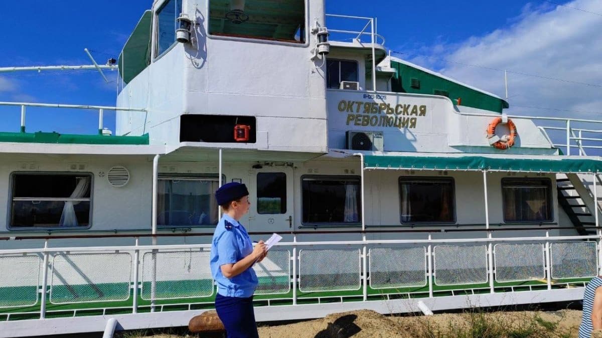 Пассажирский теплоход получил пробоину в Нижегородской области