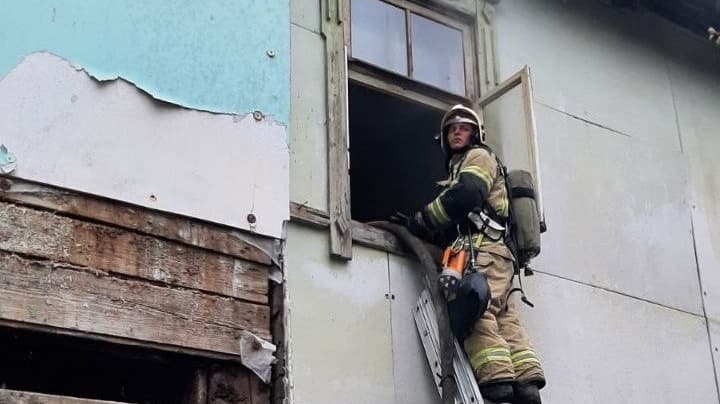 Расселенный дом горит в Сормовском районе Нижнего Новгорода